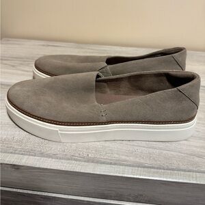 Women’s size 9 Tom’s Kameron Slip On Sneaker